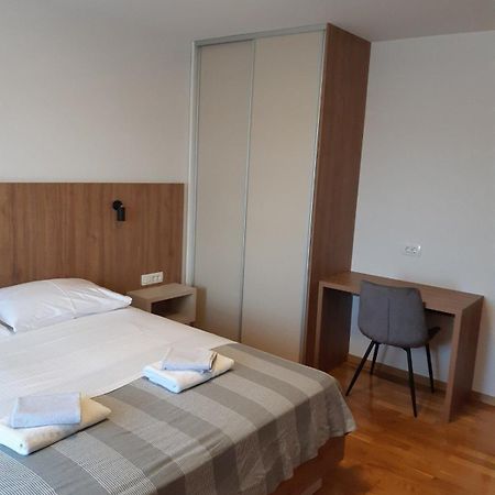 Apartments Mare Malinska Buitenkant foto