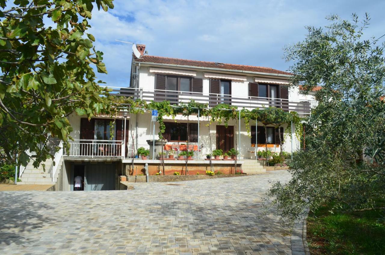 Apartments Mare Malinska Buitenkant foto